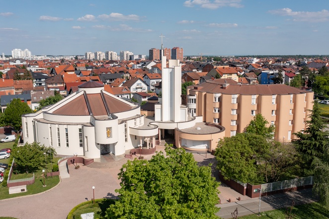 Raspored slavlja svetih misa i ispovijedi u našoj crkvi