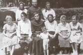 Fra Jozo na redovničkom oblačenju s članovima obitelji i fra Stankom Vasiljem.jpg