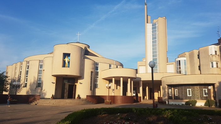Raspored slavlja svetih misa i ispovijedi u našoj crkvi